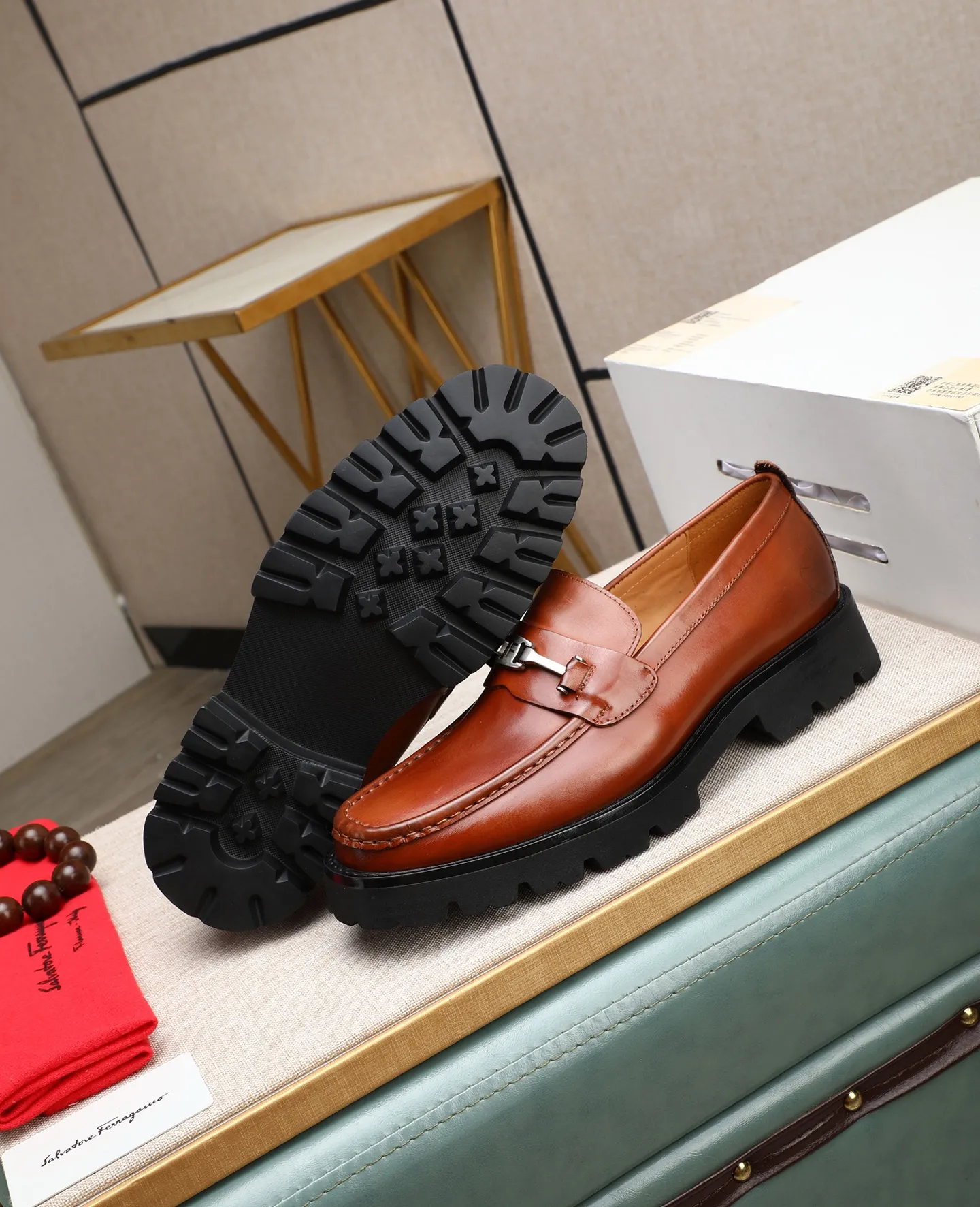 Men's shoes 💰500 📛📛(water-dyed cow lining) Salvatore Ferragamo high-end (Salvatore Ferragamo) is the top international luxury footwear brand. It comes from the fashion kingdom of Italy. It is famous all over the world for its traditional handmade design and novel styles...🚶🏻🚶🏻New suit shoes are available simultaneously at the counter. This model is purely handmade. The fabric is imported Italian calfskin➕soft water-dyed cowhide lining. Original authentic outsole🌀🌀Size: 38➖44.